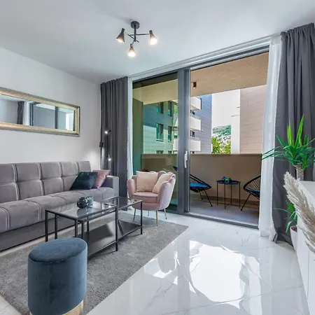 New Modern Andrea アパート